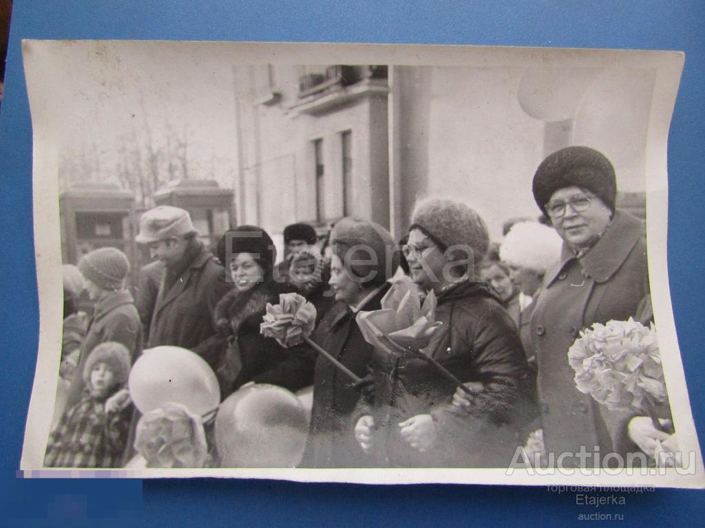 Женщины . 1 мая 1983. Ленинград. Демонстрация .   Телефонная  будка  . Дети  .    Фото СССР . (РИ) 