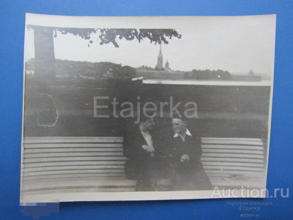 Парни на скамейке . Друзья . Ленинград    .   Фото     СССР ( АрЖ ) 