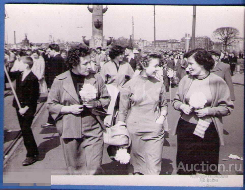 Девушки. 1 мая. Ленинград.  Стрелка В.О.     Фото СССР ( СТ) 