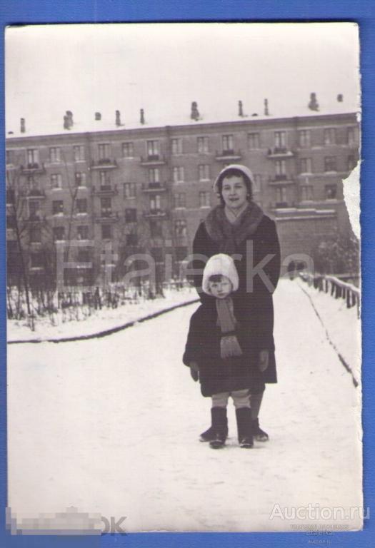 Девочка    . Дом . Женщина  . Зима. Шуба. Ленинград.   Фото СССР. ( арх. Королькова) 
