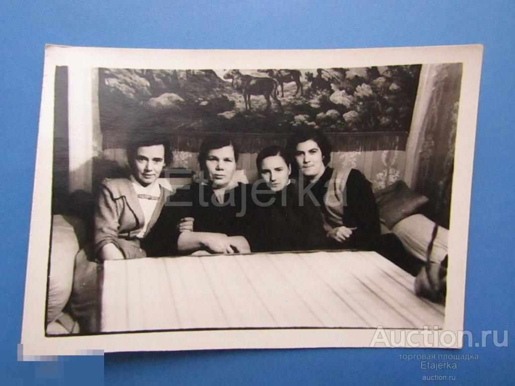 Женщины на диване . Оттоманка.  Ковер с оленем   Ленинград. 1959  .  Фото СССР . ( кн )