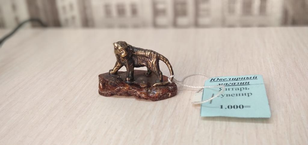 сувенир из янтаря тигр