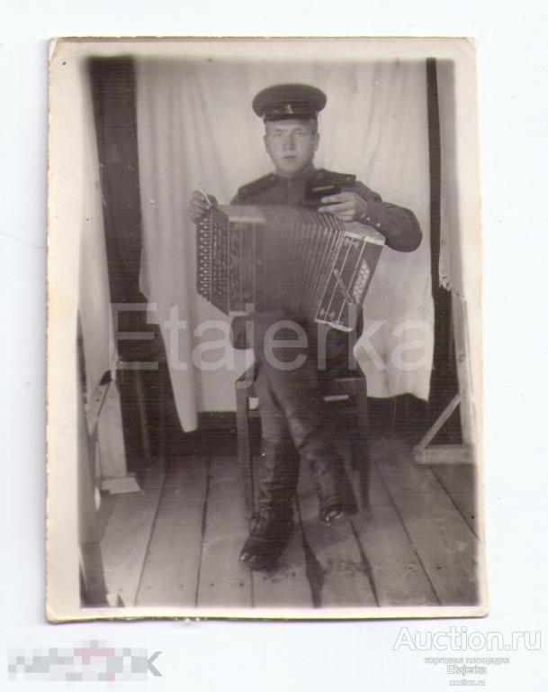Военный  на стуле .Гармонь. Табак .1949. Москва .Фото СССР. 