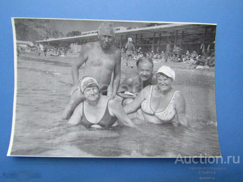 Судак.  Голые на пляже .  Дом отдыха   .  1983.  Фото СССР (СЛе) 