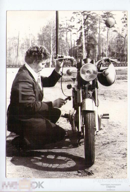 Мотоцикл. Мопед. Транспорт. Парень чинит. Железная дорога.  Фото СССР. ( арх. Шепетовка) 