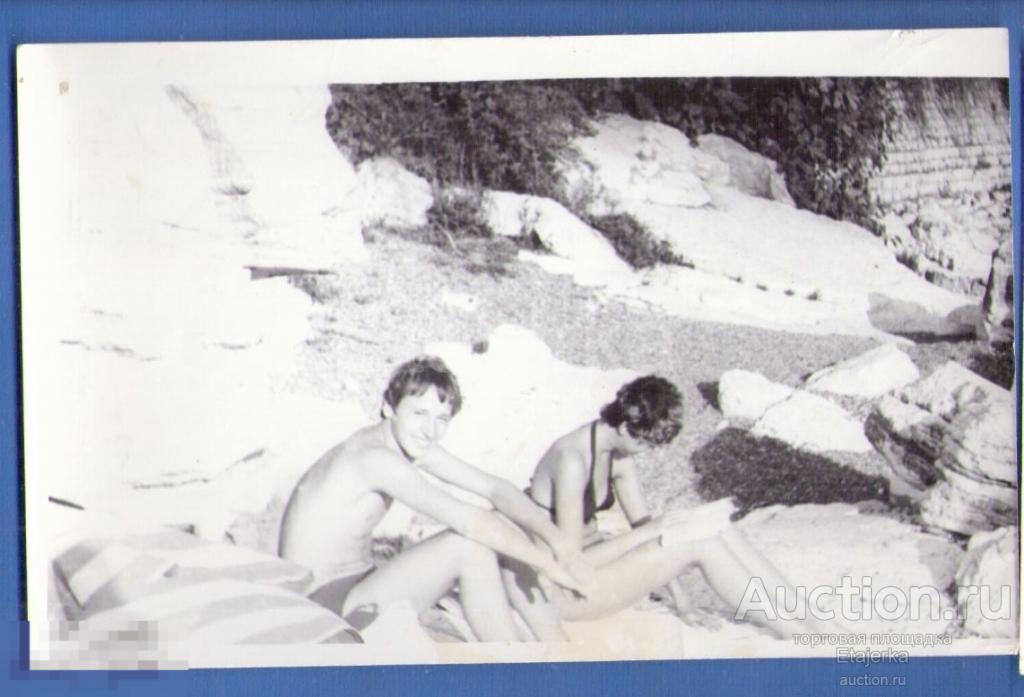 Парень на пляже  . НЮ .   Девушка.    Отдых на море .    Фото СССР ( арх. Ган) 