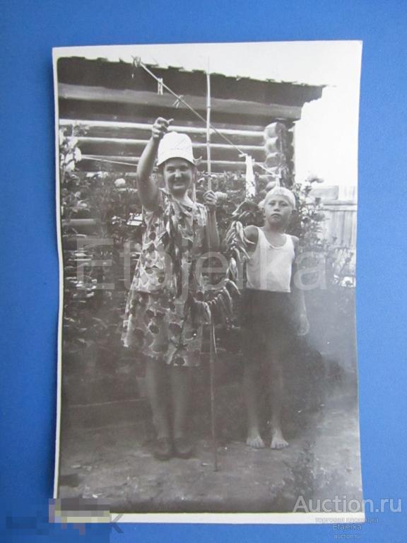 Женщина. Мальчик. Рыбалка.  Шорты.  Майка. Трусы  .  Деревня.      Фото СССР ( АрЖ ) 