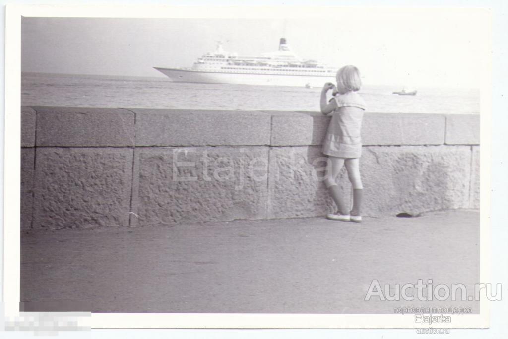 Девочка   Теплоход   Море  Флот  Лайнер  Корабль  Ялта     Фото СССР ( арх. ЧМ) 
