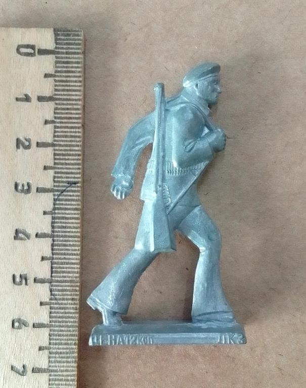 Матрос с винтовкой идет солдатик оловянный СССР олово клеймо ЛКЗ