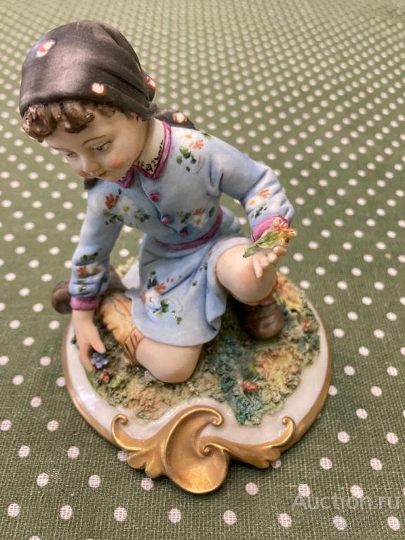 Винтаж! Изящная статуэтка "Девочка, собирающая цветы". Италия. Capodimonte.