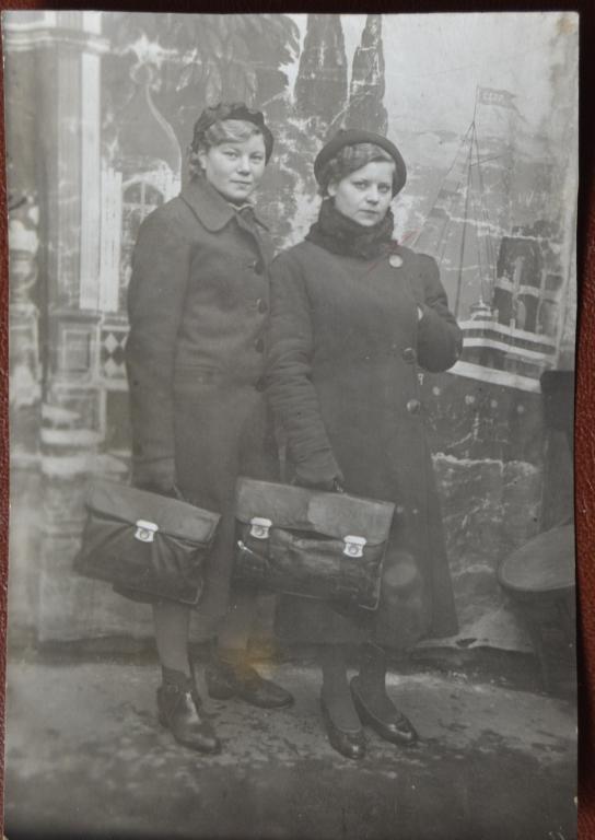 Фото Две модных Дамы с Пртфелями 1942 год