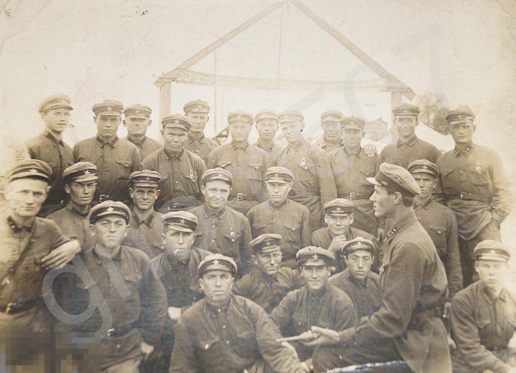РЕДКАЯ СЮЖЕТНАЯ ФОТОГРАФИЯ - ВЧК -ОГПУ - ИЗУЧЕНИЕ РЕВОЛЬВЕРА - покупайте на Auct