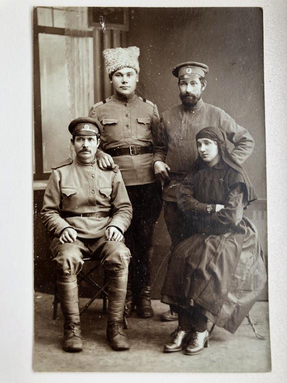 Первая Мировая Война. Сестра милосердия, солдаты в форме.