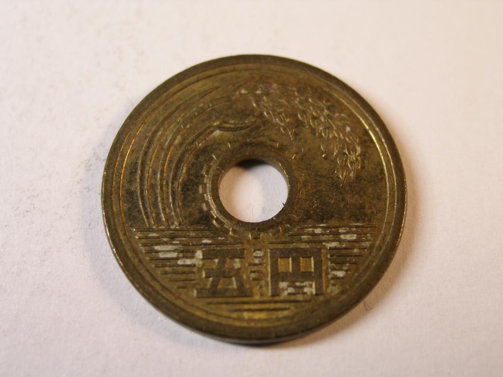 Япония.   5   йен.  1992 год.    (2)