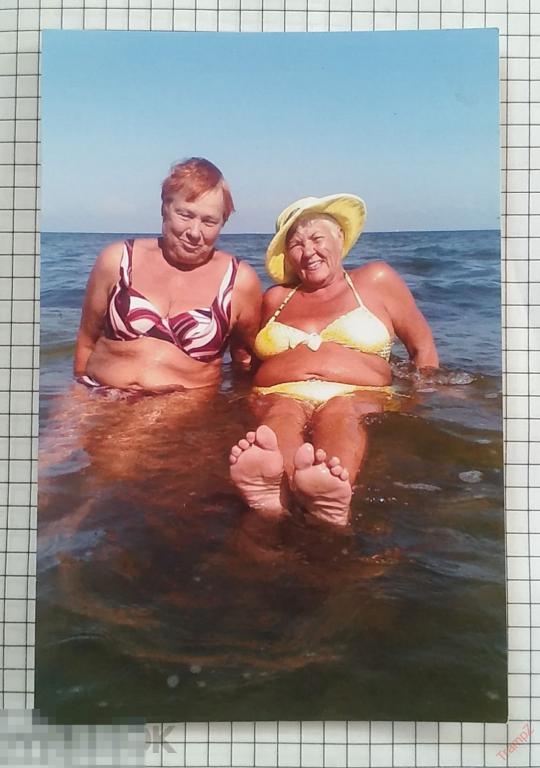 Фотография цветная женщины в купальниках, шляпа, на море #45 