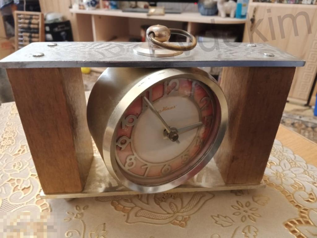 Настольные часы времён СССР «Маяк» механические. В дереве,металле 