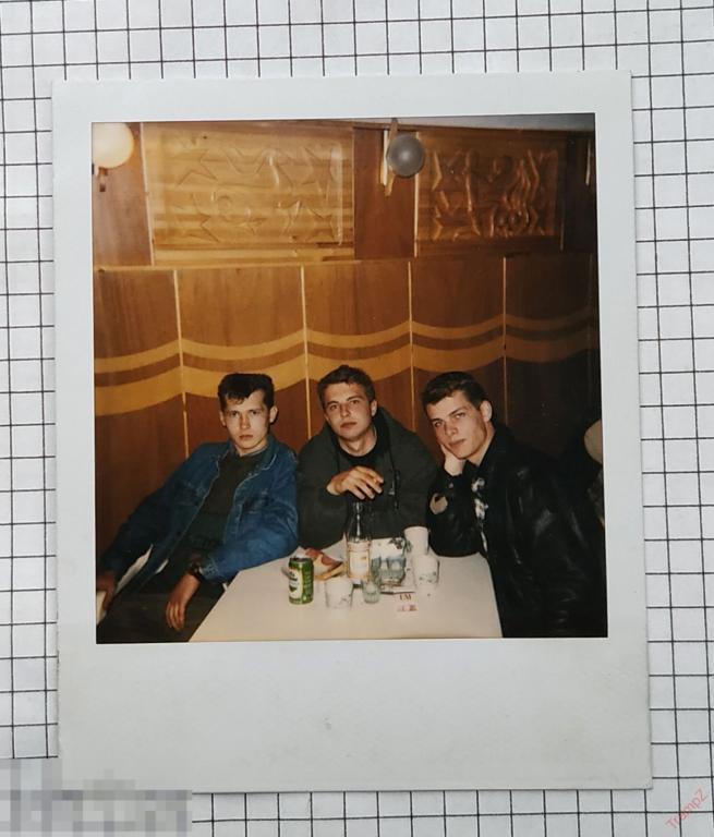 Фотография цветная парни в кафе, алкоголь, мода, 90-е, Полароид Polaroid #48*