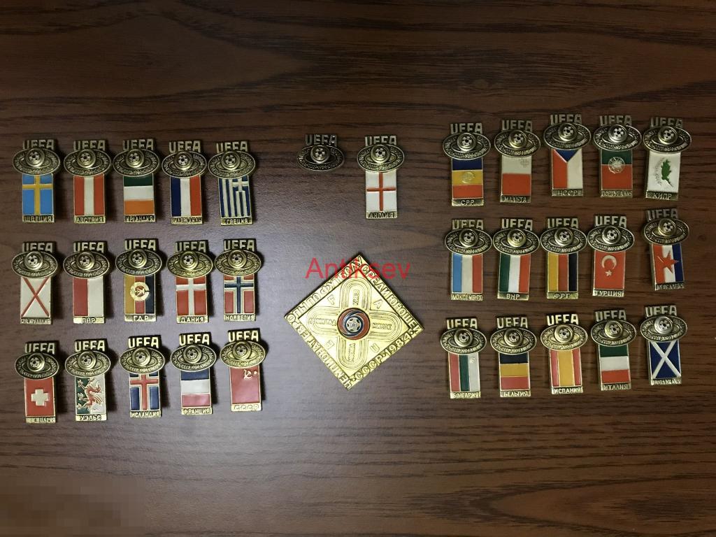 Комплект знаков чемпионат Европы по футболу среди юношей 33 шт 