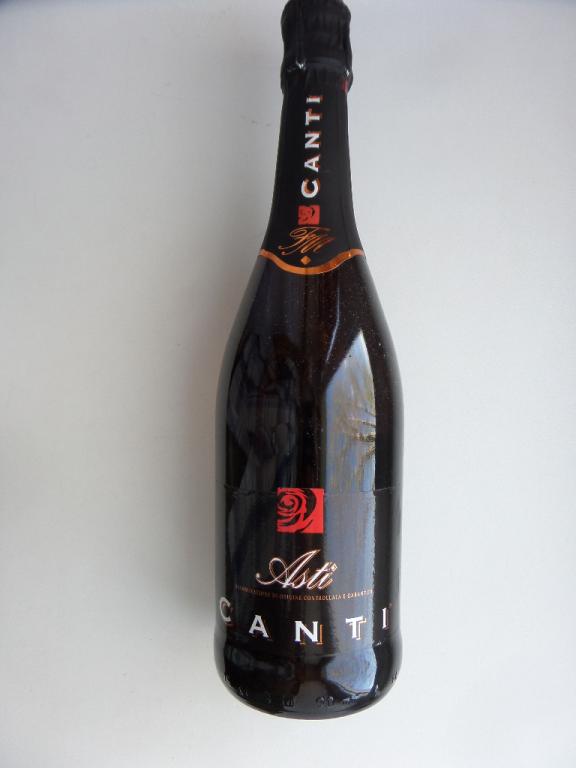ИГРИСТОЕ ВИНО CANTI 0.75 л 7% ИТАЛИЯ 2011