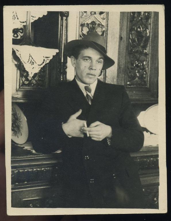 Модный мужчина с сигаретой - фото СССР