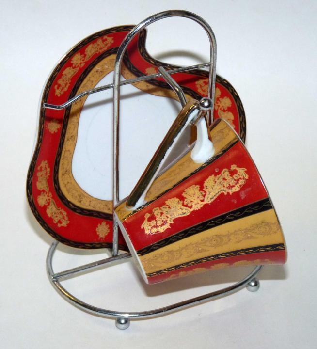 Кофейная чашка с блюдцем на подставке