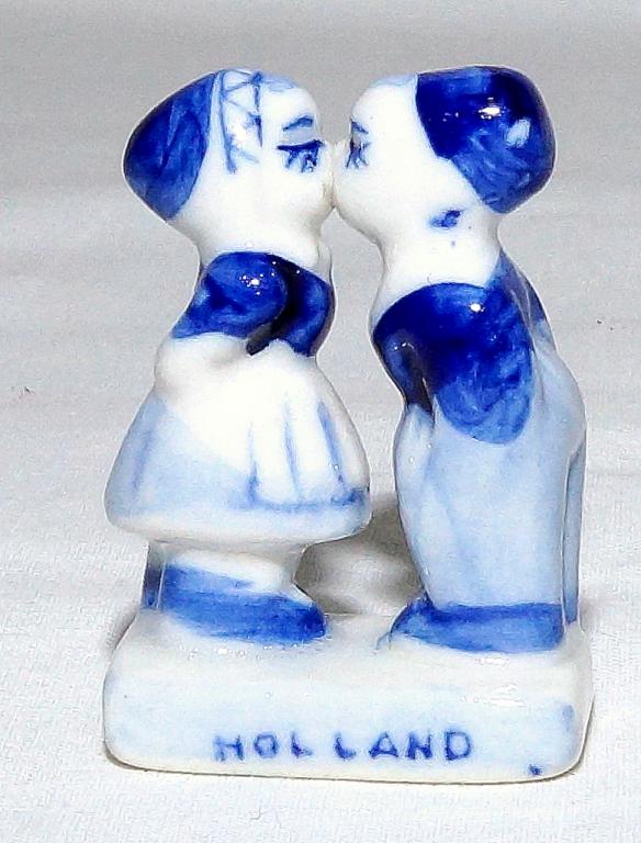Статуэтка    ЦЕЛУЮЩАЯСЯ  ПАРОЧКА  ( Голландия )  высота 5 см   (К18/17)