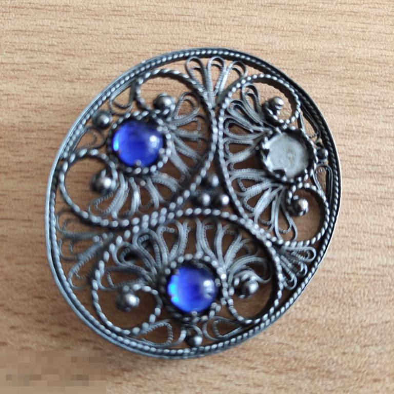 Брошь времен СССР. Скань, чернение. Вставки синего цвета. 