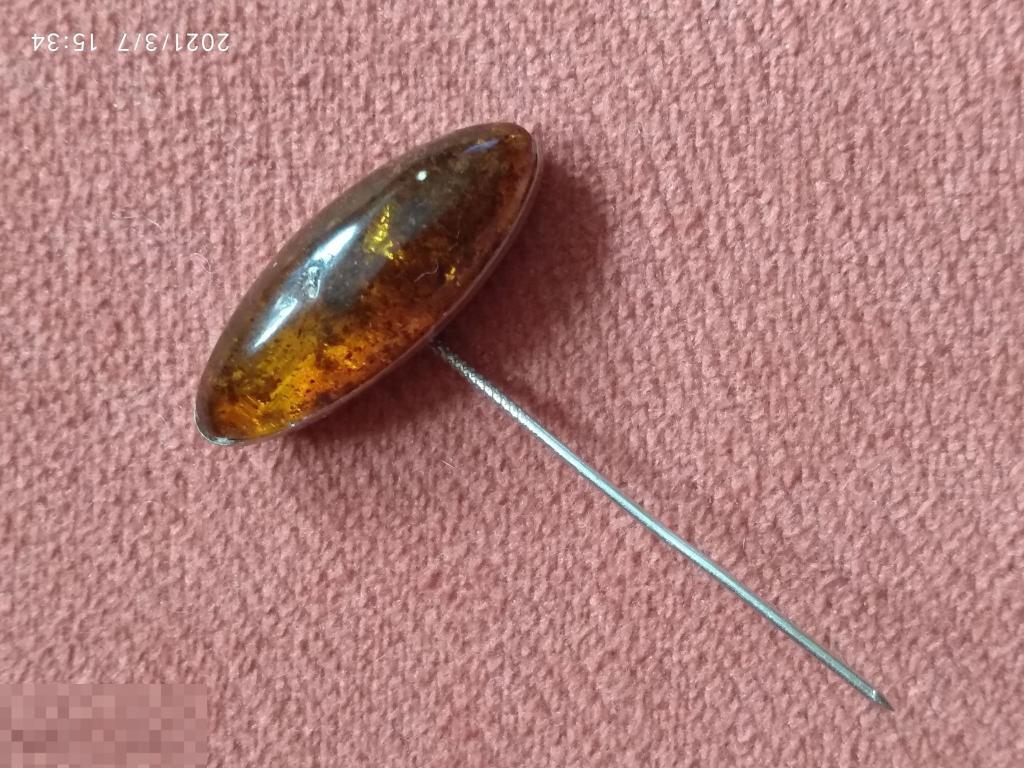 Заколка с янтарем на лацкан пиджака или воротник пальто. Времён СССР. 