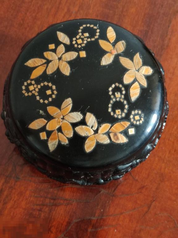 Шкатулка времён СССР. Пластик, инкрустация соломкой, объемный рисунок на стенках шкатулки. 