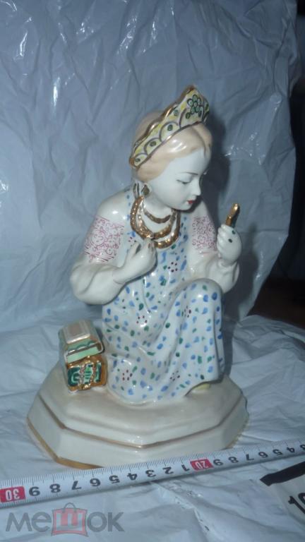 Статуэтка. Девушка корона малахитовая шкатулка бусы зеркало. ЛЗФИ ...