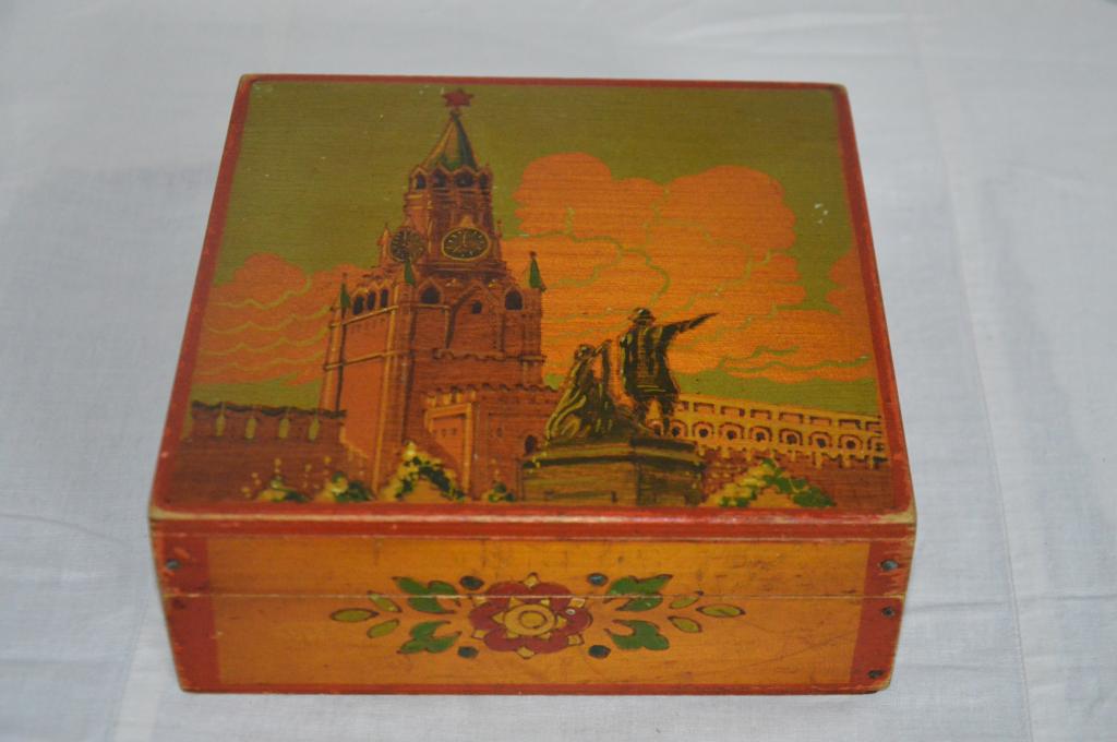 Антикварная деревянная шкатулка СССР "Кремль" 1950-х годов.