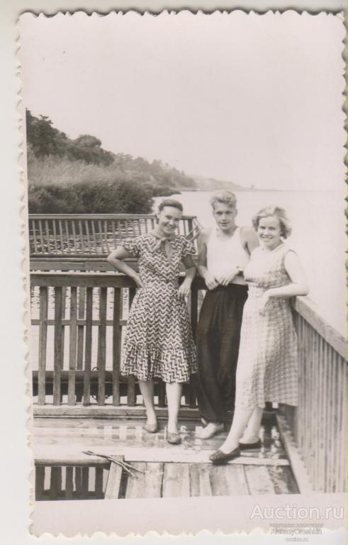 Семья. Люди на отдыхе. Море.