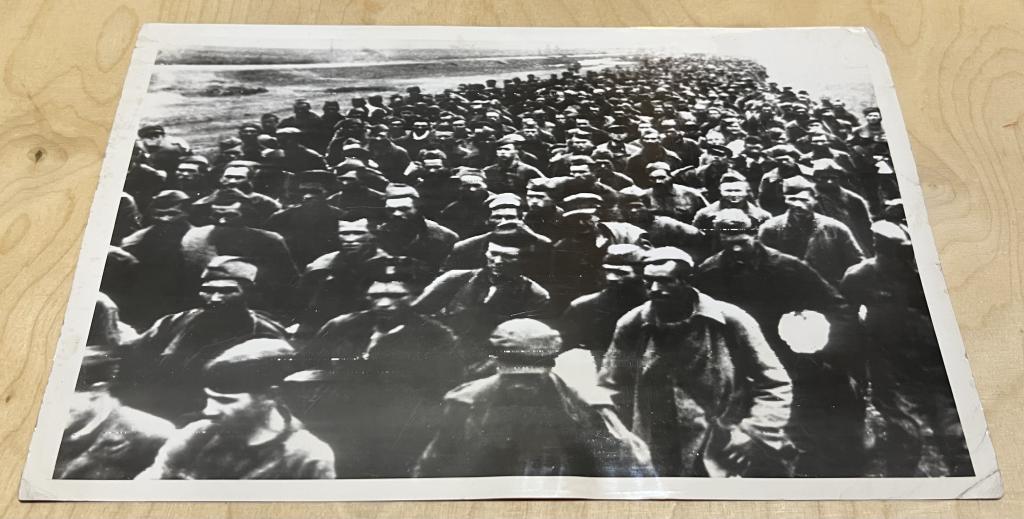 Пресс-Фото 1941 WWII Русские Военнопленные взятые немцами на Востоке Киев