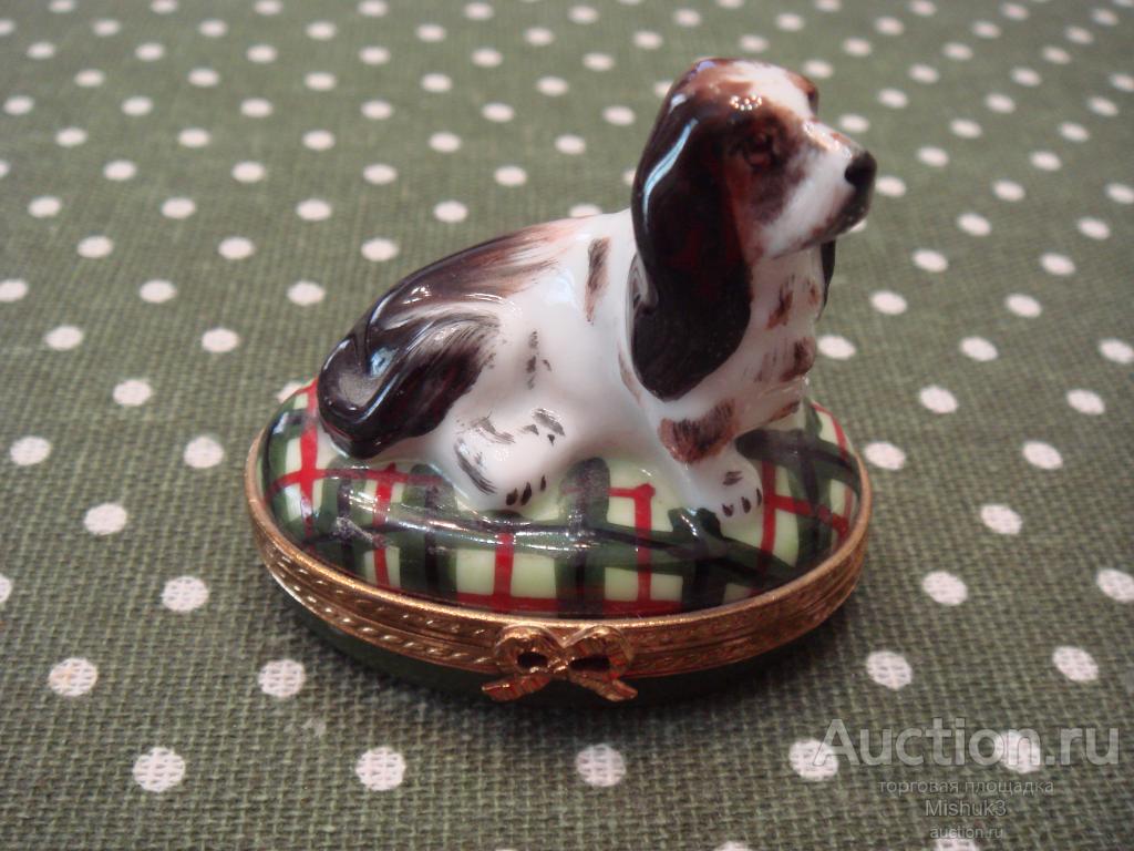 Шкатулка с фигуркой спаниеля на клетчатой подушке. №008/750. Лимож. Франция.