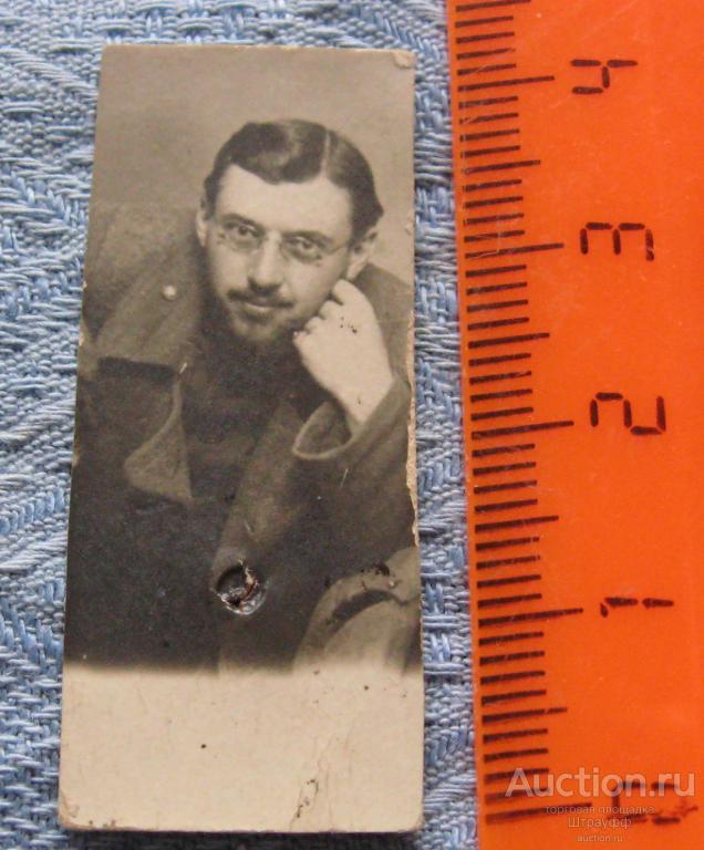 Фото. Офицер Мих. В.А. в шинели, но уже без погон. Отверстие.