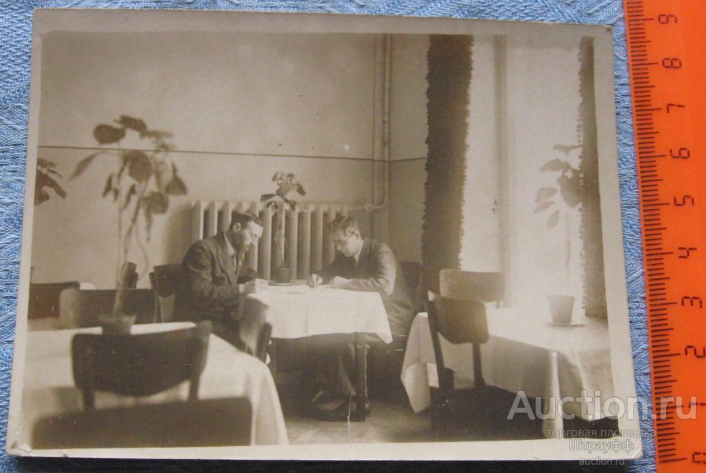 Фото. Мих. В.А.  в Коммунальном банке г. Москвы. 1930-е гг. Надрыв.