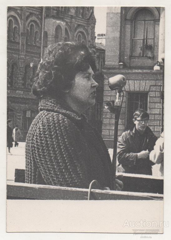 Женщина с микрофоном. Фотограф Барашев. Размер 12,8 х 8,8 см.
