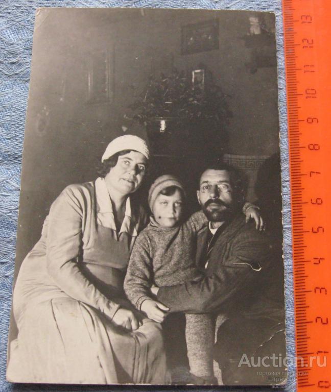 Фото. Мих. В.А. с женой и дочерью. 1930-е гг. Помят угол.