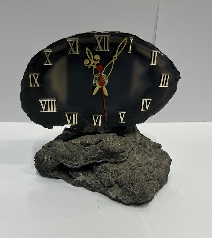 Часы настольные на камне НА ХОДУ Кварц