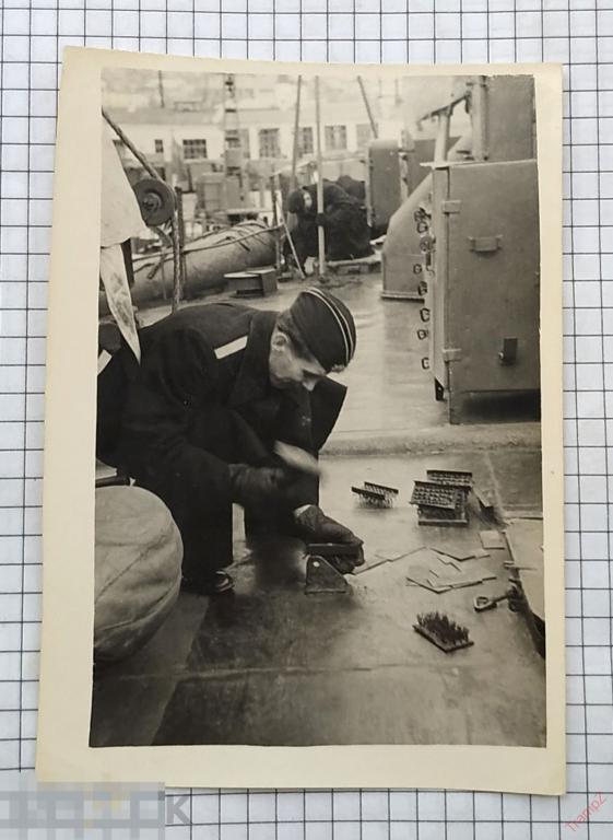 Фотография военнослужащий моряк старшина мичман работает на палубе. флот ВМФ #51* 