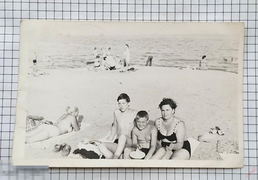 Фотография женщина в купальнике, мальчики в плавках на море #51 