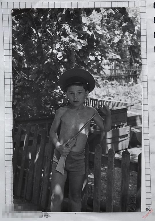 Фотография мальчик в шортах фуражке с ружьем. игрушки #49 