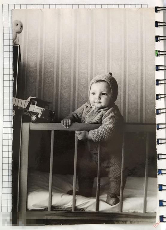 Фотография ребенок на кровати. игрушка автомобиль грузовик #49 