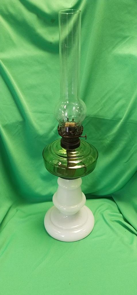Лампа керосиновая. Стекло молочное и зеленое.  9.