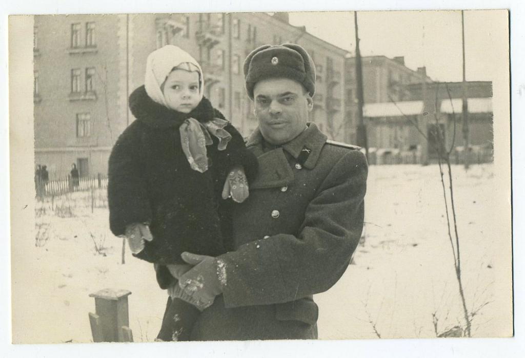 Офицер-артиллерист с ребёнком - 1957 год - фото СССР