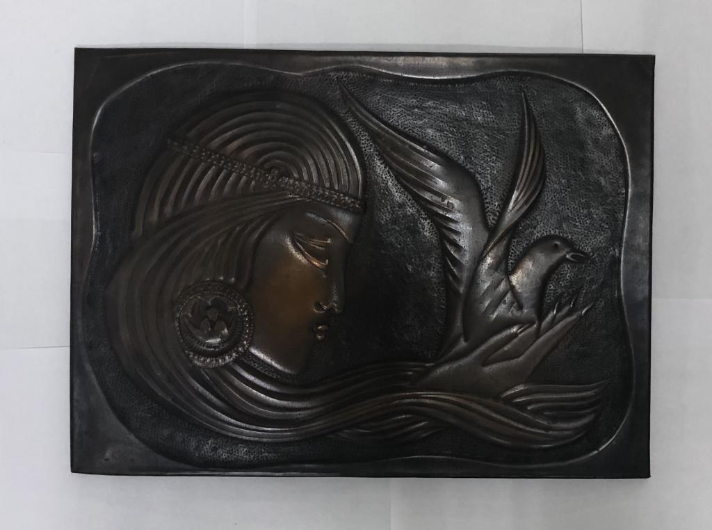 Настенное чеканное панно Чеканка Девушка с голубем 43х31 см