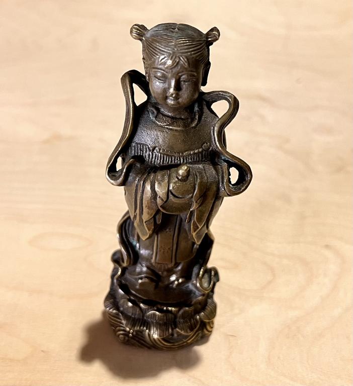 Статуэтка Фигурка Девочка стоит на лотосе