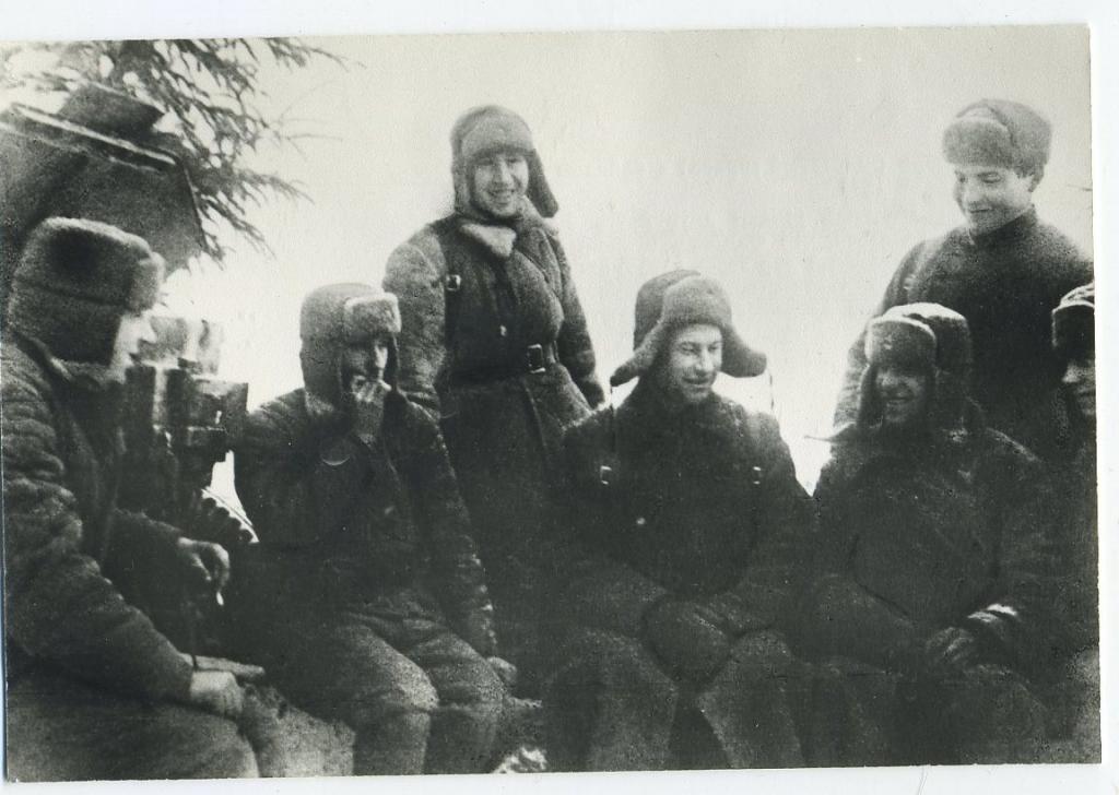 А.Фадеев с бойцами Ленинградского фронта 1942 год