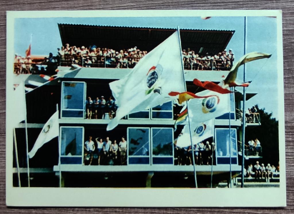 КРЫМ. ЛАГЕРЬ АРТЕК. ФЕСТИВАЛЬ.  ЖДЕМ ГОСТЕЙ. НА ТРЕХ ЯЗЫКАХ. 1962. ФОТО ТУНКЕЛЯ