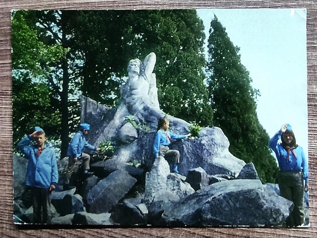 КРЫМ. ЛАГЕРЬ АРТЕК. 1975. ПАМЯТНИК НЕИЗВЕСТНОМУ МАТРОСУ. ПОСТ №1 ФОТО ЗОСМАНОВСКОЙ.